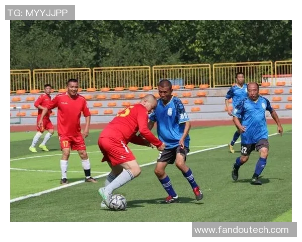 足球明星夜游酒吧挥洒汗水尽显球技与魅力的精彩瞬间