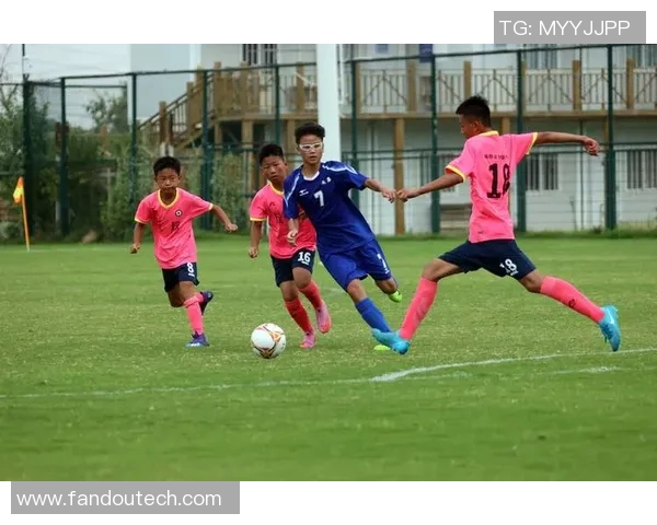 足球明星的墙体画展现了运动激情与艺术魅力的完美结合 足球明星的墙体画展现了运动激情与艺术魅力的完美结合